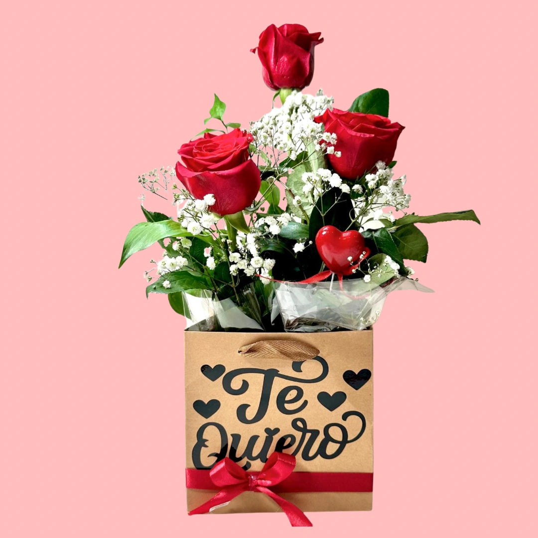 Composición en Cesta Kraft con 3 Rosas Premium – Detalle Romántico “Te Quiero”