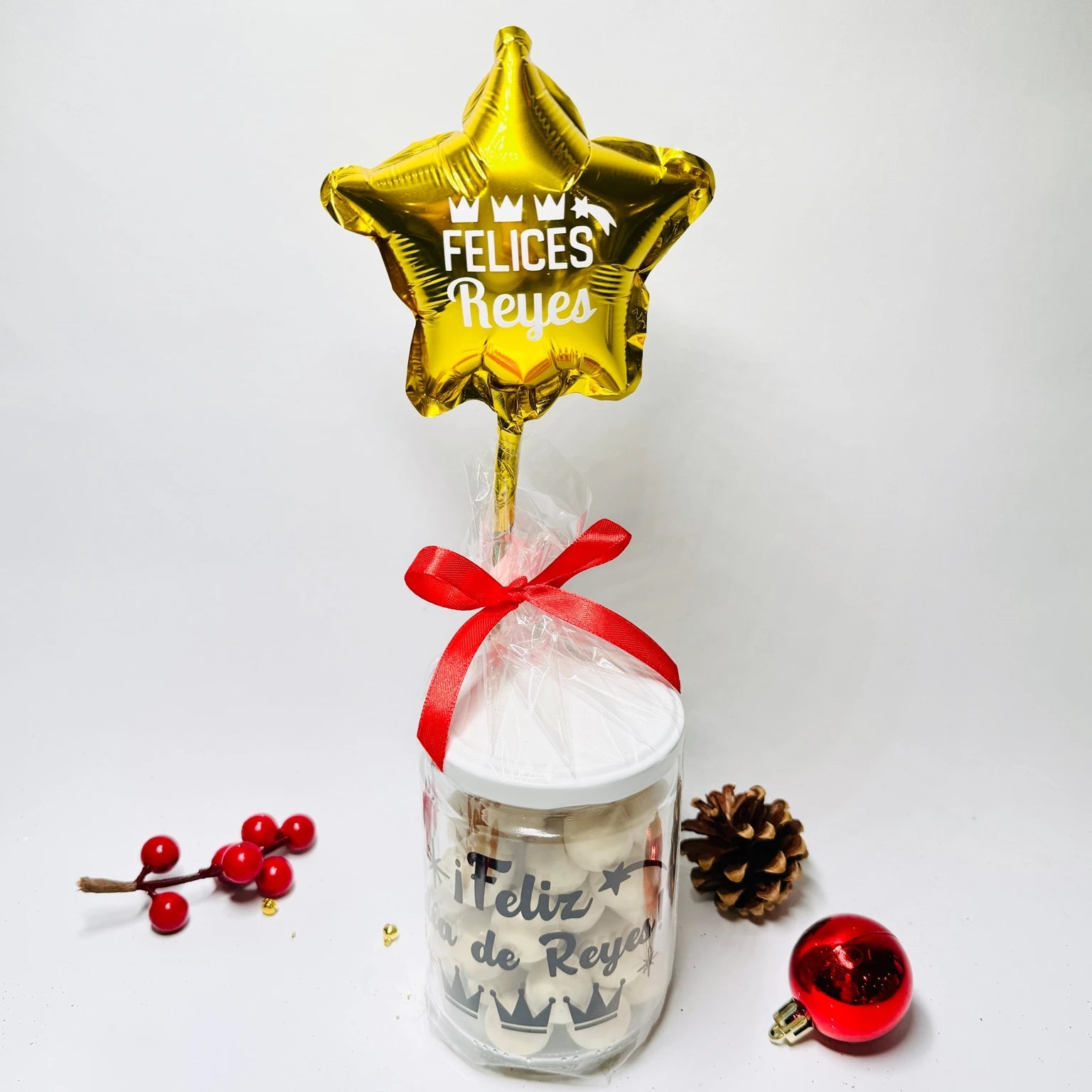 Bote de bolas de chocolate con globo “Felices Reyes”