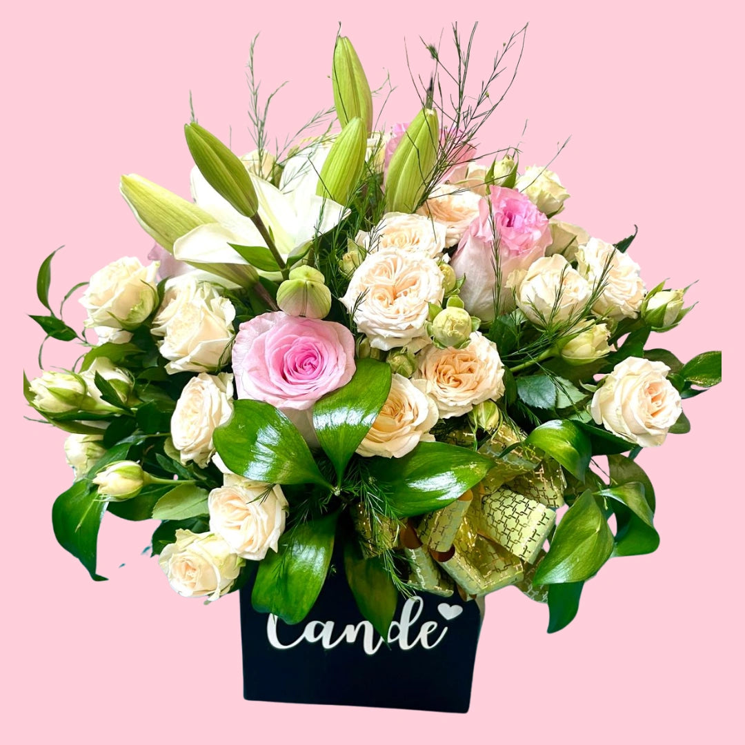 Cesta Premium de Rosas y Lilium con Nombre Personalizado – Regalo Elegante y Exclusivo