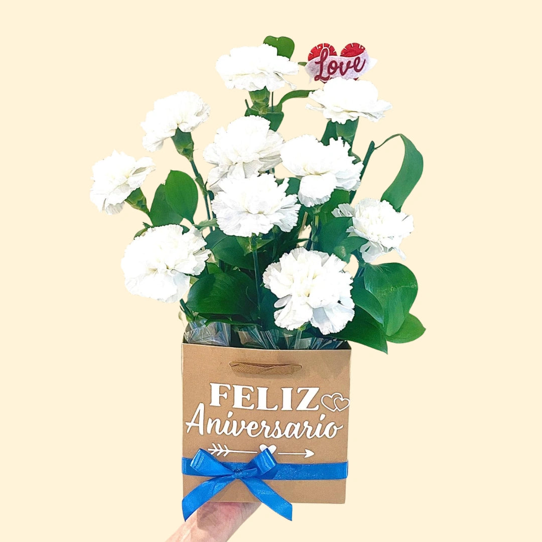 Cesta de Claveles Blancos – Arreglo “Feliz Aniversario” con Topper Love