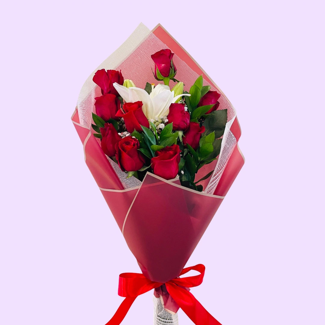 Ramo de 10 Rosas Rojas Premium y 1 Lilium Blanco – Elegancia Romántica Exclusiva