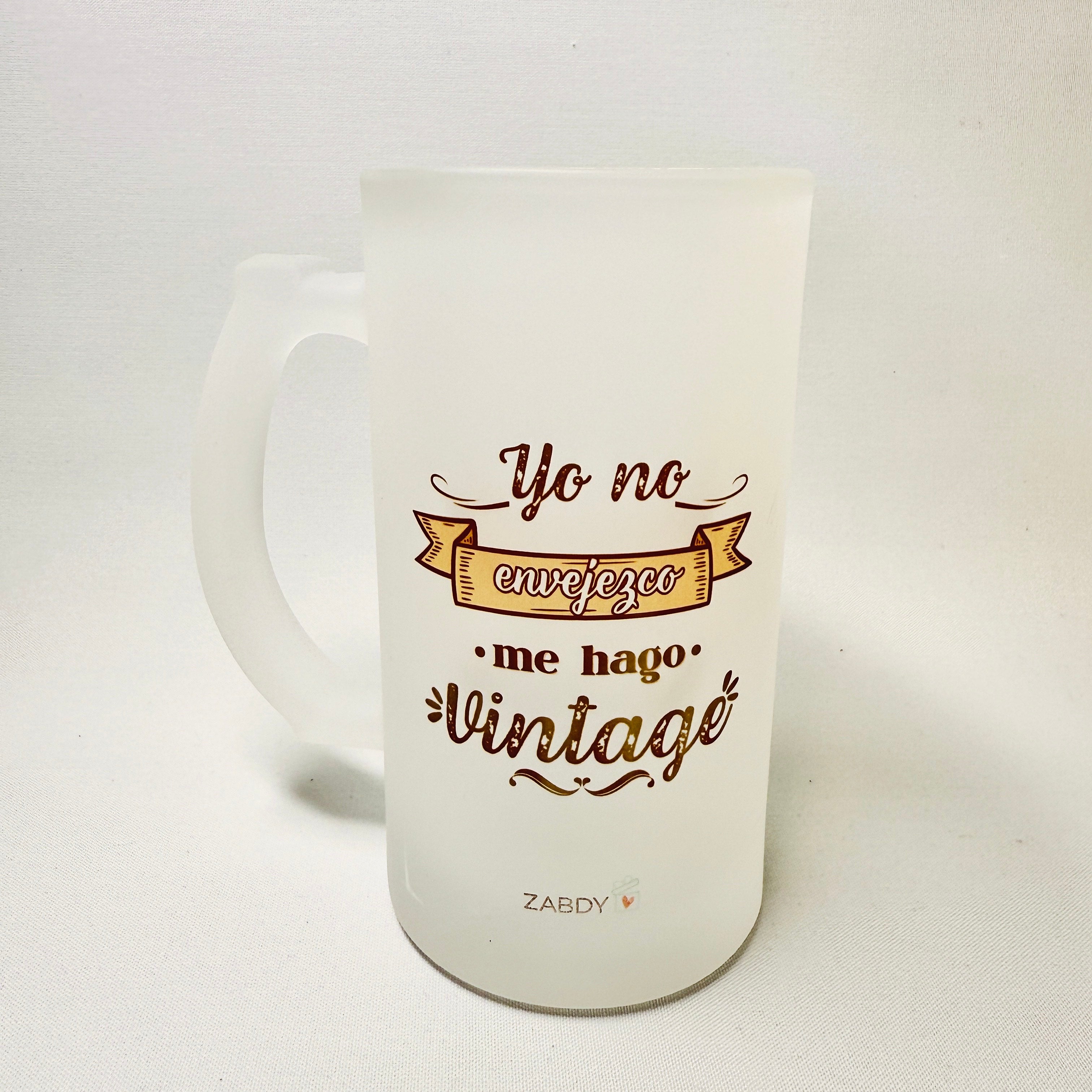 Jarra de cerveza “Yo no envejezco, me hago vintage”